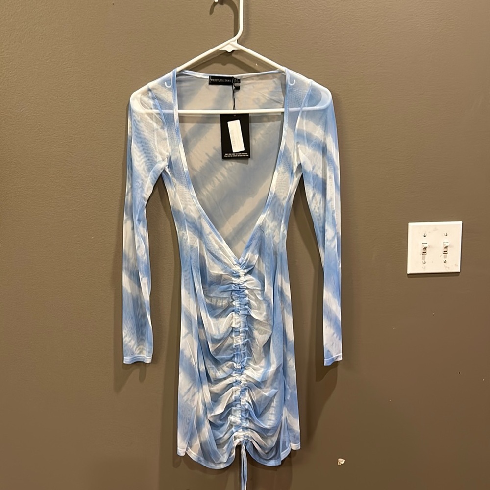 BOGO SALE 🎉 Pretty little thing Blue tie dye mesh ruched dress NWT sz 4 - Picture 2 of 3